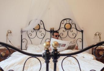 Antico Borgo Sanda Lago Maggiore allows 18 year olds to book a room