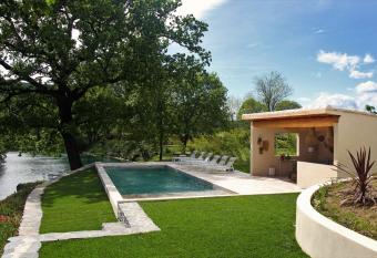 La Magnanerie d H  tes ,le jardin secret allows 18 year olds to book a room