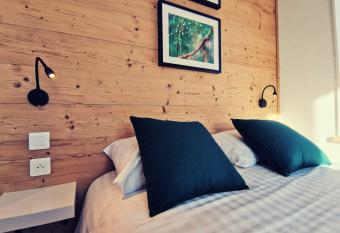 Hotel Les Montagnards allows 18 year olds to book a room