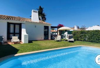 Jacaranda I CIP allows 18 year olds to book a room