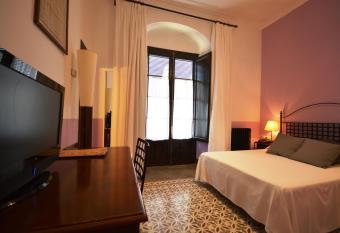 Hotel Casa de los Azulejos allows 18 year olds to book a room