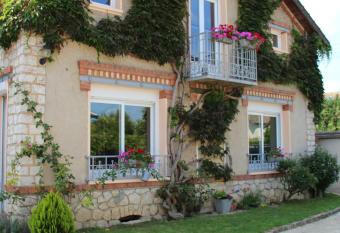 L Alisier Chantant allows 18 year olds to book a room