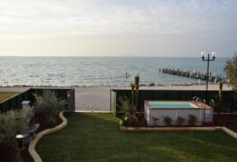 Bardolino Luxury has Balcony rooms