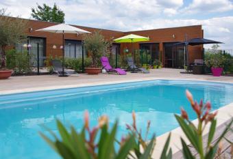 Les Abris Du Ch  teau has Balcony rooms