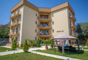 Smarald Sea Mamaia Nord has Balcony rooms