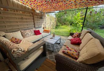 La Chambre Du Voyageur has Balcony rooms