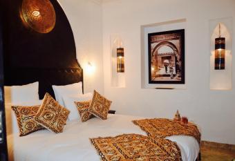 Riad R  ve d Or has rooms with a private hot tub