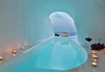 Lava Caves has rooms with a private hot tub