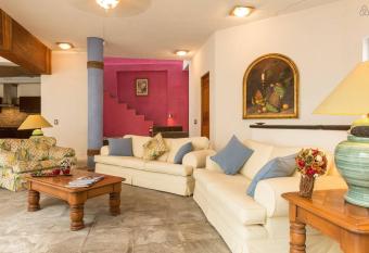 Casa La Columna allows 18 year olds to book a room