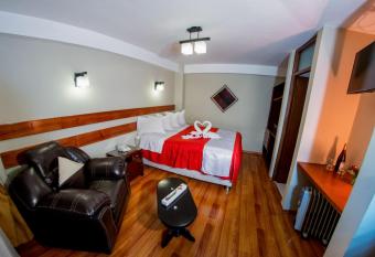 Hostal Los Andes has rooms with a private hot tub