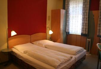 Hotel Cafe Lieb allows 18 year olds to book a room