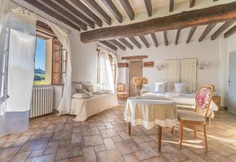 Le Colombier de Hanches - Les Collectionneurs allows 18 year olds to book a room