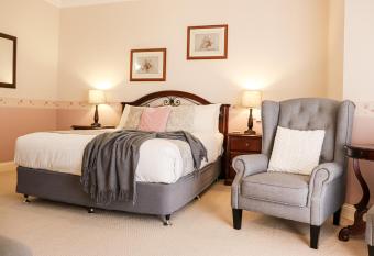 Plumes Boutique Bed & Breakfast has Balcony rooms