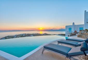 Mermaid Luxury Villas - Aquata has rooms with a private hot tub