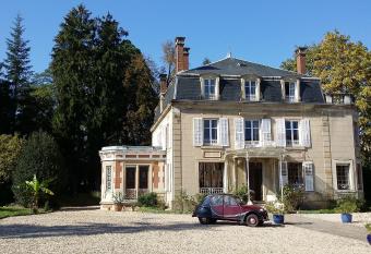 MaisonMazerand allows 18 year olds to book a room