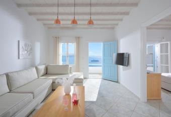 Amelie Suites has rooms with a private hot tub