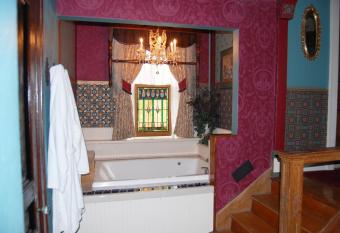 Schuster Mansion Bed & Breakfast has rooms with a private hot tub