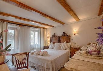 Le Coeur du Pont has Balcony rooms