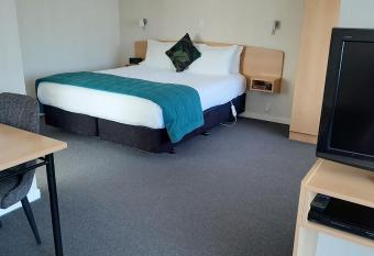 Central Motor Lodge has rooms with a private hot tub