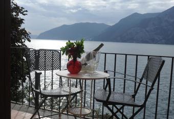 Nest on The Lake has Balcony rooms