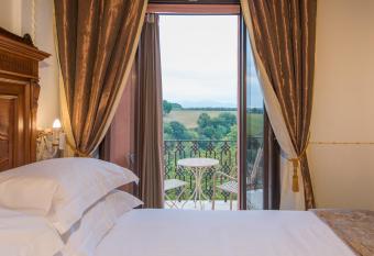 Palazzo Pacini has Balcony rooms