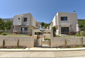 Alexander Suites has Balcony rooms