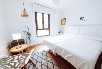 Hostal Misericordia has Balcony rooms