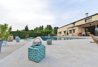 Le Mazet Chambre d H  tes has rooms with a private hot tub