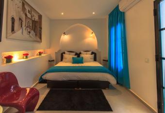 Riad Dar Augusta has rooms with a private hot tub
