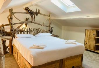 Manade des Baumelles allows 18 year olds to book a room