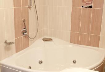 Hotel Exclusiv has rooms with a private hot tub