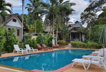 Tree Tops River Huts has Balcony rooms