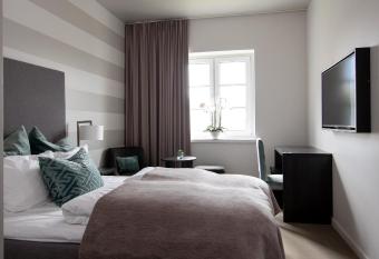 Wilhelmsen House allows 18 year olds to book a room