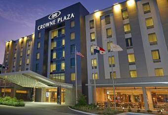 Crowne Plaza Airport, an IHG Hotel allows 18 year olds to book a room