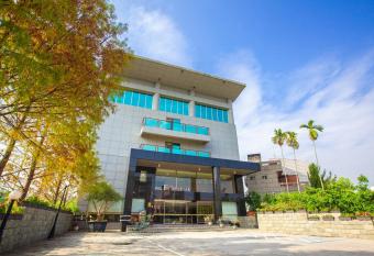 F Hotel - Chiayi allows 18 year olds to book a room