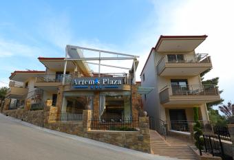 Artemis Plaza has Balcony rooms