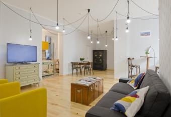 Feel Lisbon B&B has Balcony rooms