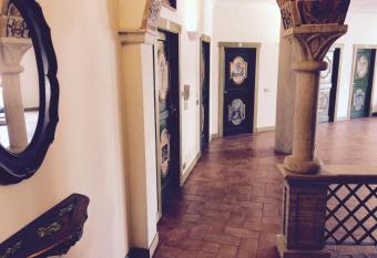 La Lanterna has Balcony rooms