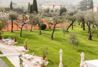 Club Hotel Olivi - Tennis Center has rooms with a private hot tub