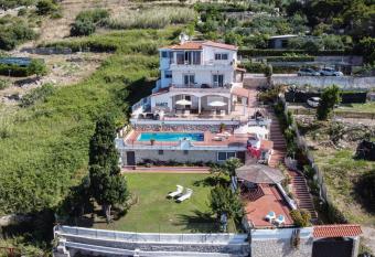 Villa Maria Gaeta has Balcony rooms