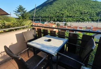 Studio Elvis has Balcony rooms