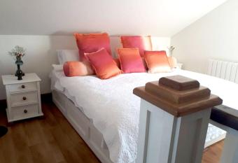 One bedroom appartement with city view balcony and wifi at Galway 1 km away from the beach has Balcony rooms