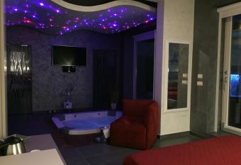 Bhagya has rooms with a private hot tub