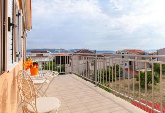 Apartments D&A allows 18 year olds to book a room