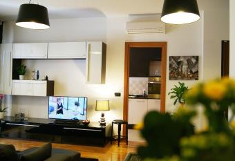 Sweet Roman Holiday has rooms with a private hot tub