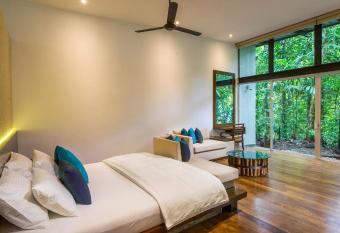 Palmstone Retreat has rooms with a private hot tub