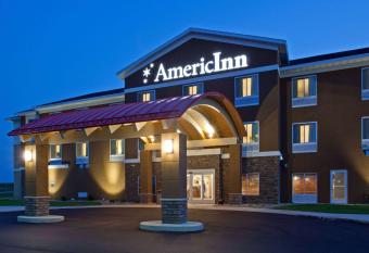 Americinn By Wyndham Hartford Sd has rooms with a private hot tub