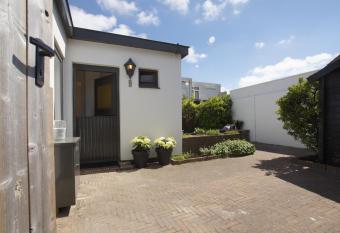 Zomerhuis aan Zee allows 18 year olds to book a room