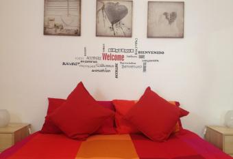 Apartment De Rosa allows 18 year olds to book a room