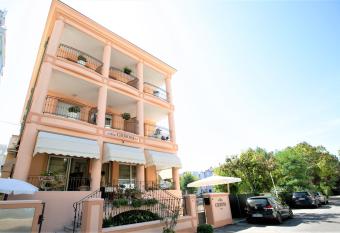 Hotel Villa Gioiosa allows 18 year olds to book a room